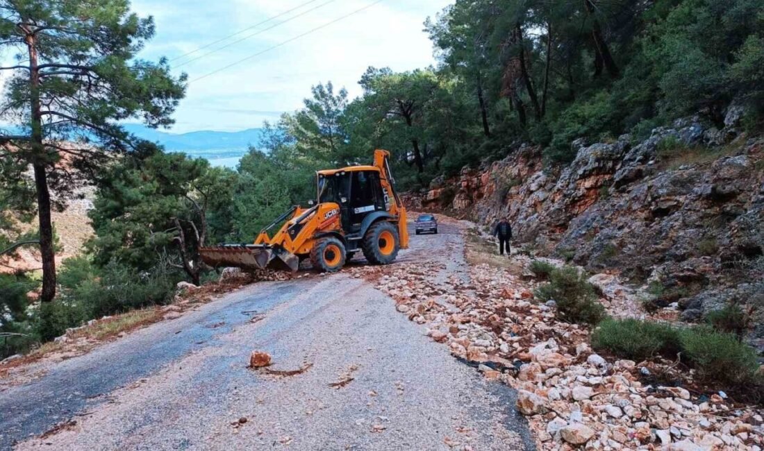 Antalya’nın Finike ilçesinde taş ve çamur yığınları ile kaplanan yollar