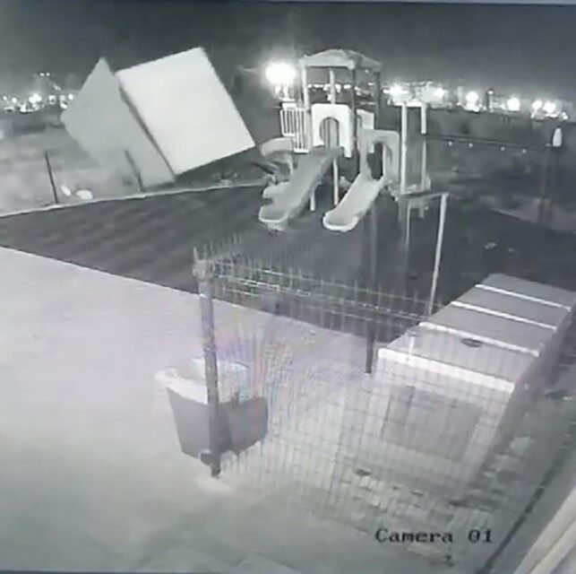Hatay’da şiddetli fırtınaya dayanamayan konteyner oyuncak gibi savrulduğu anlar güvenlik
