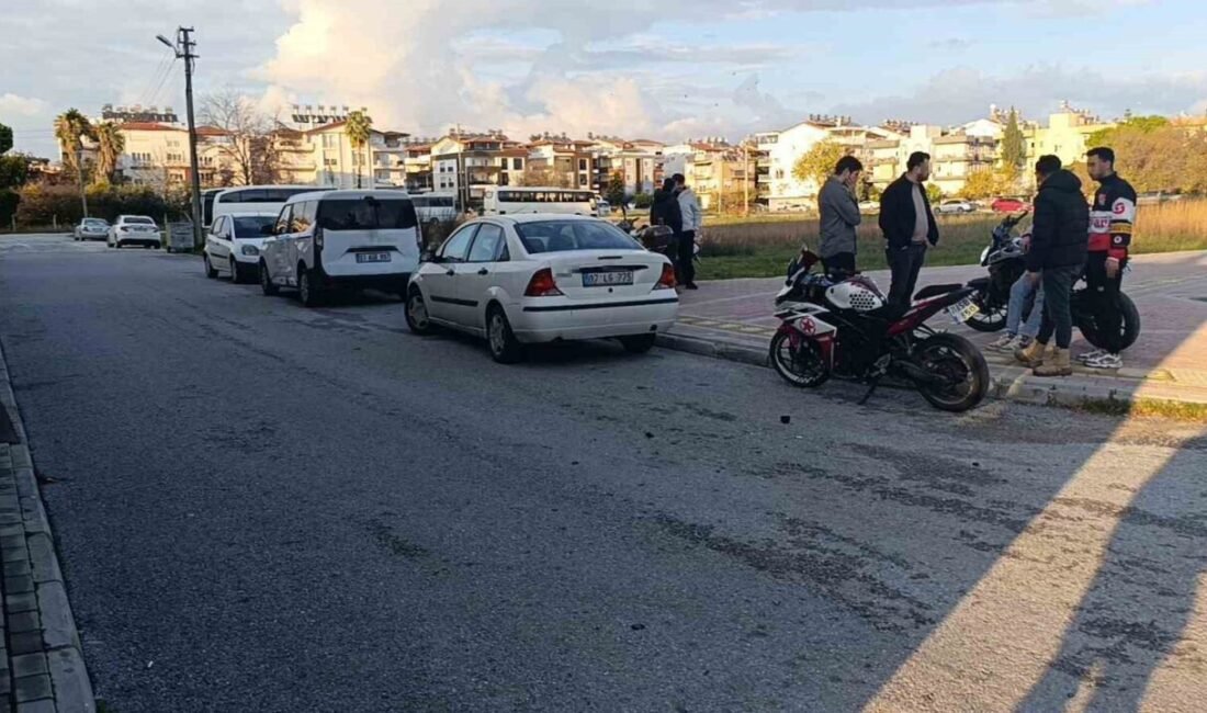 Antalya’nın Manavgat ilçesinde motosikletin hafif ticari araca yandan çarpması sonucu