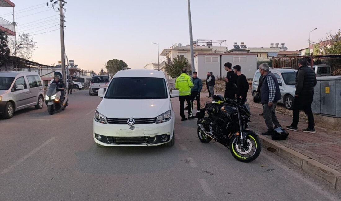 Manavgat’ta hafif ticari araçla çarpışan motosiklet sürücüsü yaralandı. Araç sürücünün