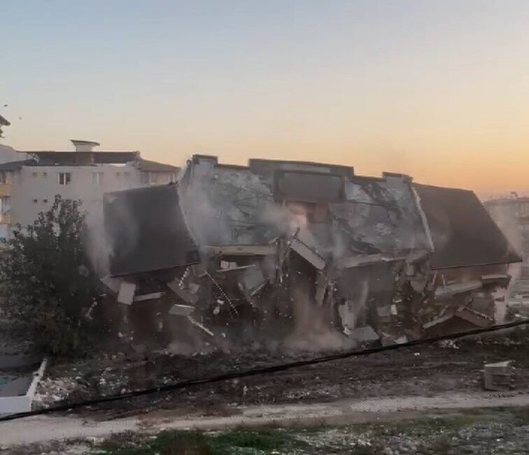 Hatay’ın Antakya ilçesinde 5 katlı binanın iş makinesiyle kontrollü olarak