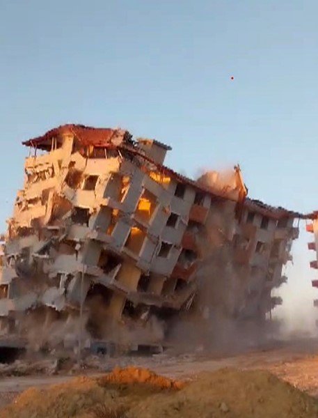 Hatay’da 8 katlı binanın yerle bir olduğu anlar kamerada Hatay’ın Antakya ilçesinde 8 katlı binanın iş makinesinin darbesiyle kontrollü