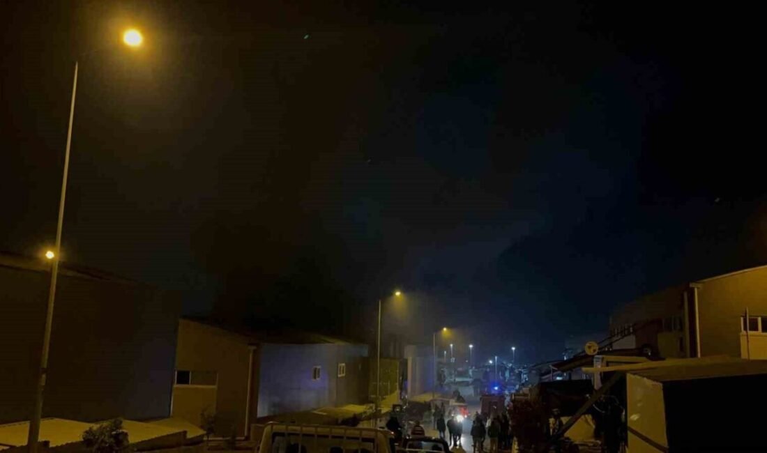 Hatay’ın Antakya ilçesinde alevlere teslim olan mobilya fabrikasındaki yangın itfaiye