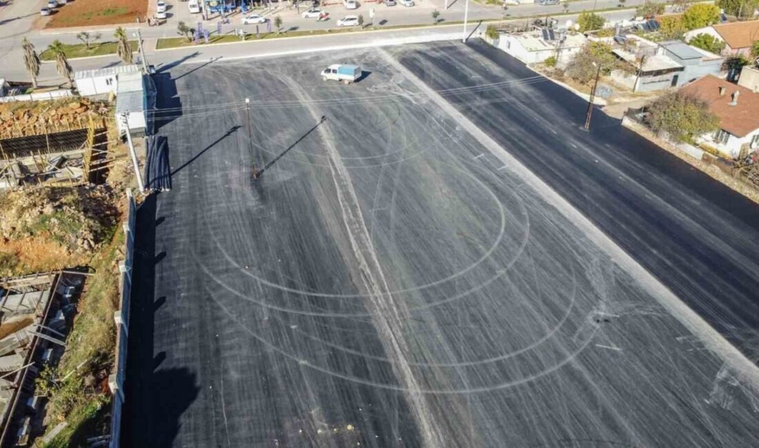 Kepez Belediye Başkanı Mesut Kocagöz, Hüsnü Karakaş Mahallesi sakinlerinin semt