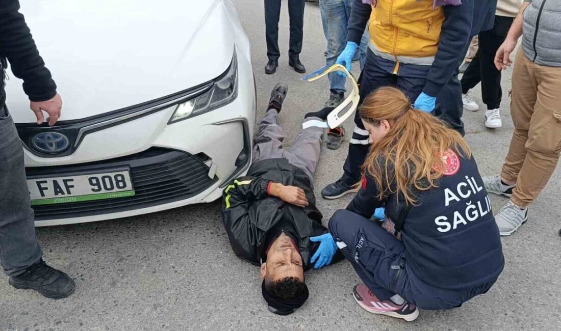 Manavgat’ta hafif ticari aracın çarptığı motosiklet ve sürücüsü, çarpmanın etkisiyle