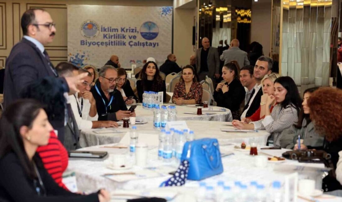 Akdeniz Belediyesinin ’Mersin’in Mavi Ufku’ çağrısıyla düzenlediği ’İklim Krizi, Kirlilik