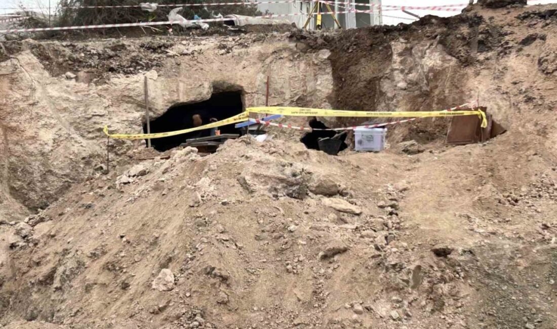 Hatay’da yürütülen inşaat çalışmalarında bina temeli kazısı sırasında tarihi kaya