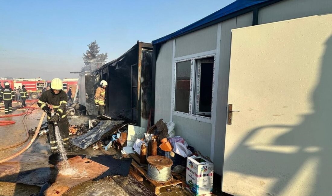 Hatay’da inşaatta çalışan şantiye personelinin kaldığı konteynerler alevlere teslim oldu.