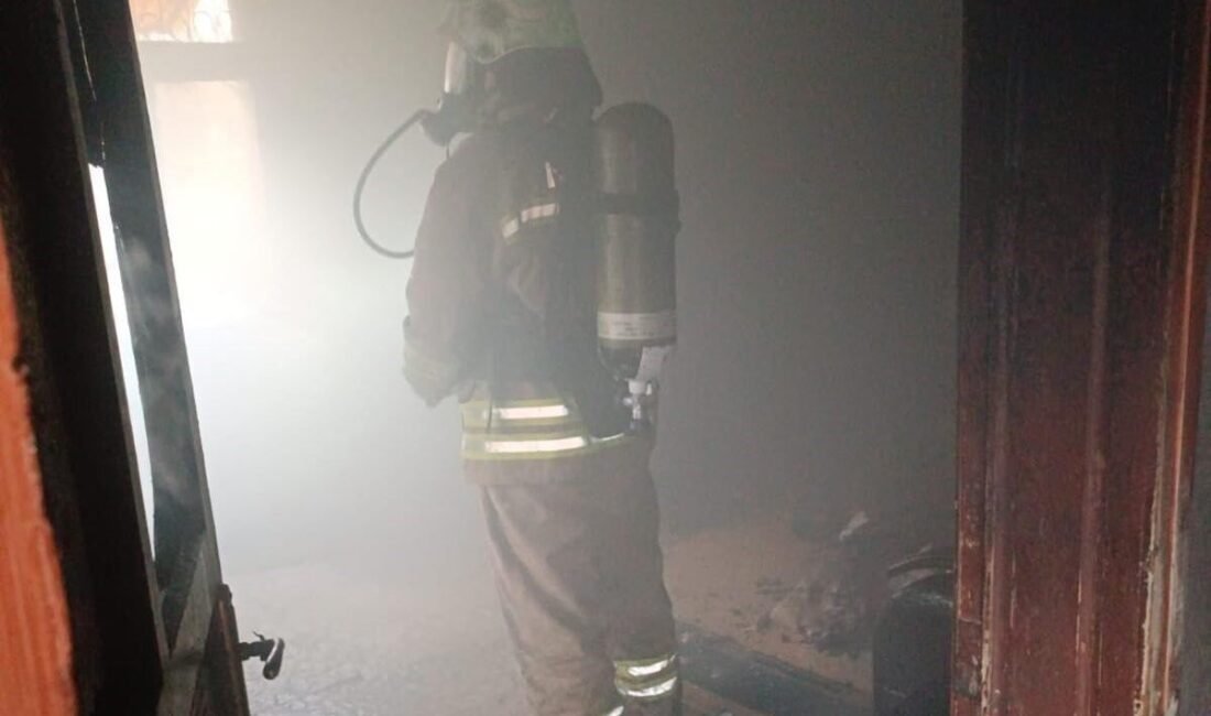 Hatay’da alevlere teslim olan evdeki yangın diğer evlere sıçramadan söndürüldü.