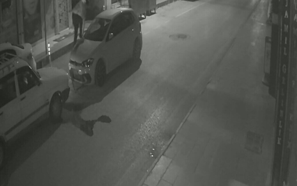 Isparta’da, önce kendi aracıyla başka bir araca defalarca çarpan sürücü,