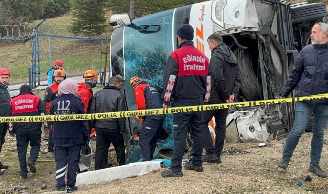 Isparta Eğirdir Karayolu’nda Aksel Turizm’e ait bir yolcu otobüsü, sürücüsünün