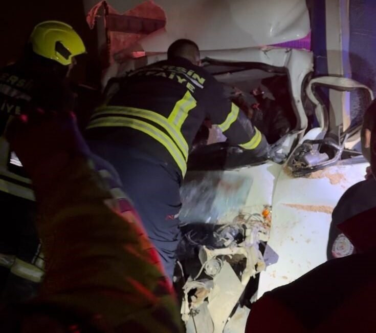 Mersin’de kamyon ile kamyonetin çarpıştığı kazada araçta sıkışan sürücüyü itfaiye