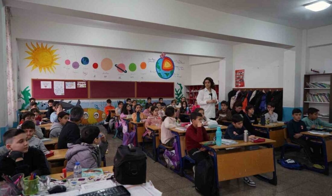 Sıfır atığı yaygınlaştırmak için okullarda seminerler düzenlemeyi sürdüren Büyükşehir Belediyesi