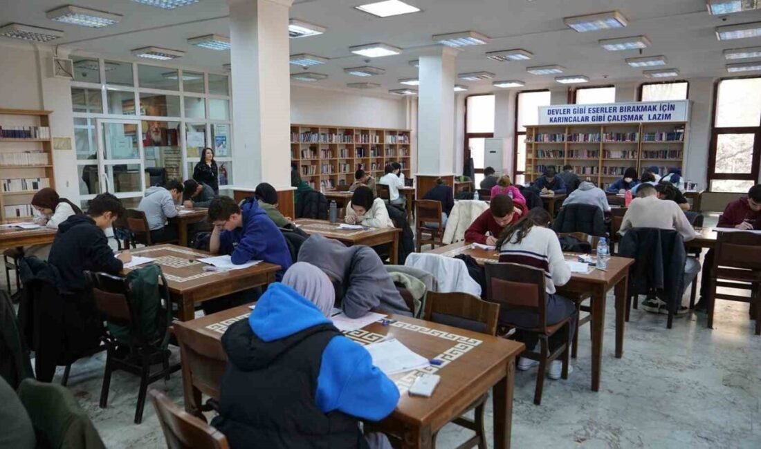 Kahramanmaraş Büyükşehir Belediyesi, üniversite sınavlarına hazırlanan gençlere destek olmak için