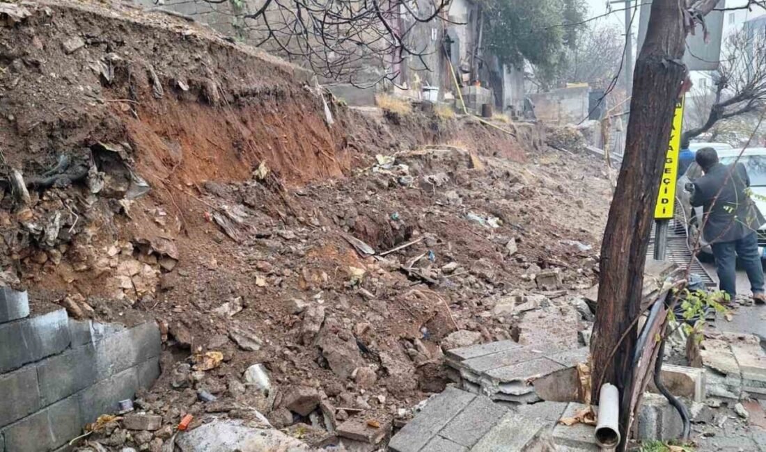 Kahramanmaraş’ta şiddetli yağışlar sonrası istinat duvarı çöktü. Olay, Onikişubat ilçesi