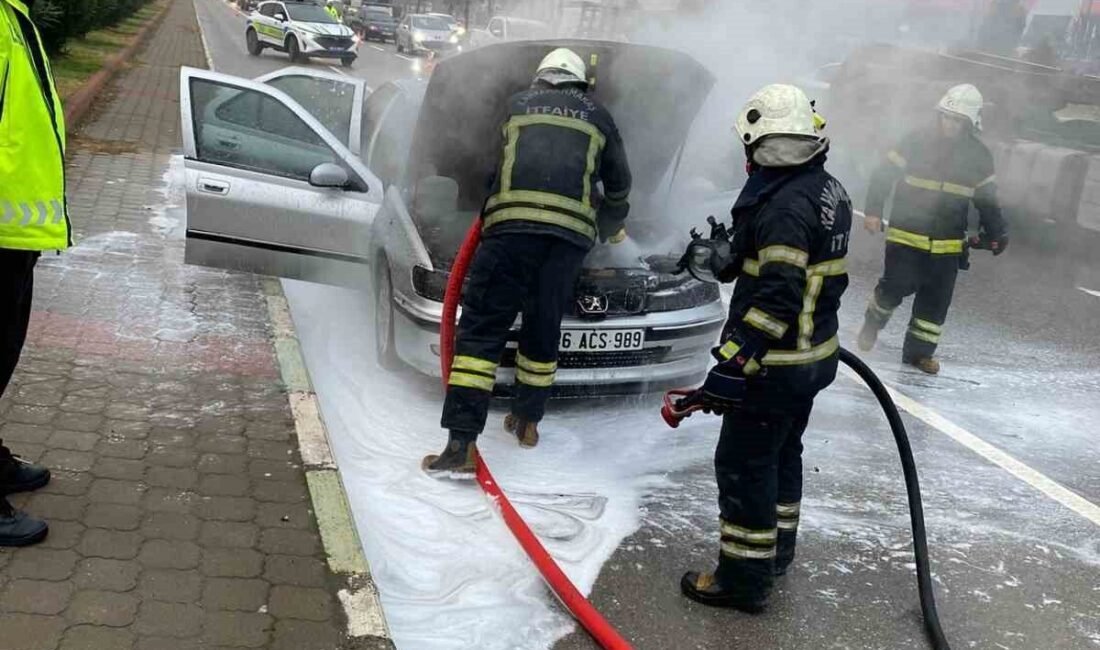 Kahramanmaraş’ta bir otomobilde çıkan yangın itfaiye ekibi tarafından söndürüldü. Yangın,