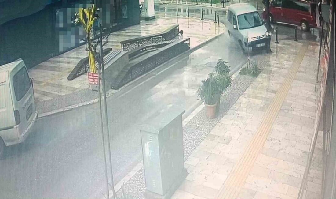 Manavgat’ta kamyonetin çarptığı hafif ticari araç, direğe çarptı. Kaza, Antalya’nın