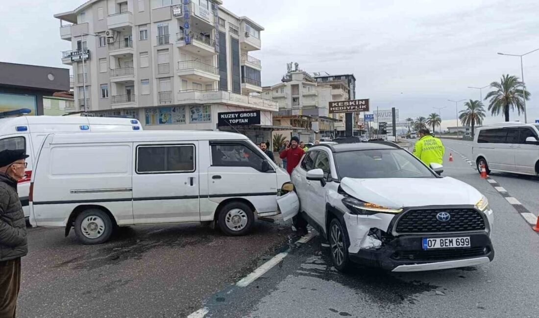 Antalya’nın Manavgat ilçesinde kapalı kasa kamyonet ile otomobilin çarpışması sonucu