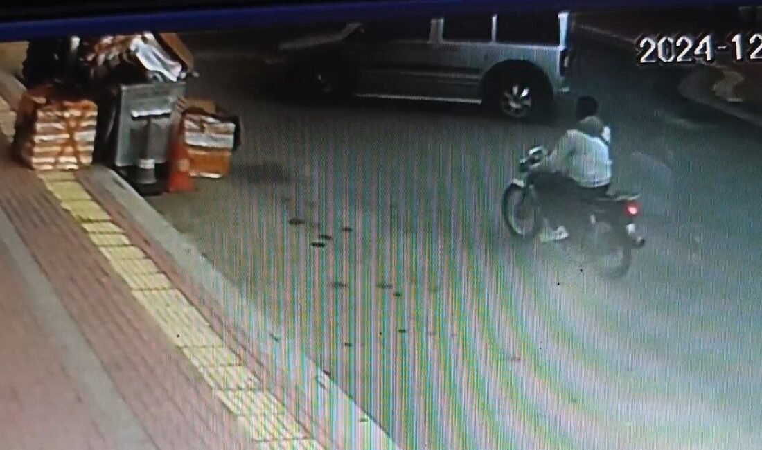 Antalya’nın Manavgat ilçesinde hafif ticari araçla çarpışan plakası bulunmayan motosikletin