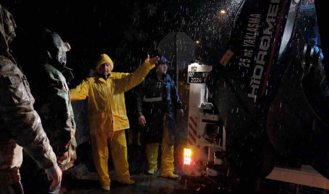 Meteorolojinin turuncu kod uyarısının ardından Antalya’nın Kemer ilçesinde etkili olan