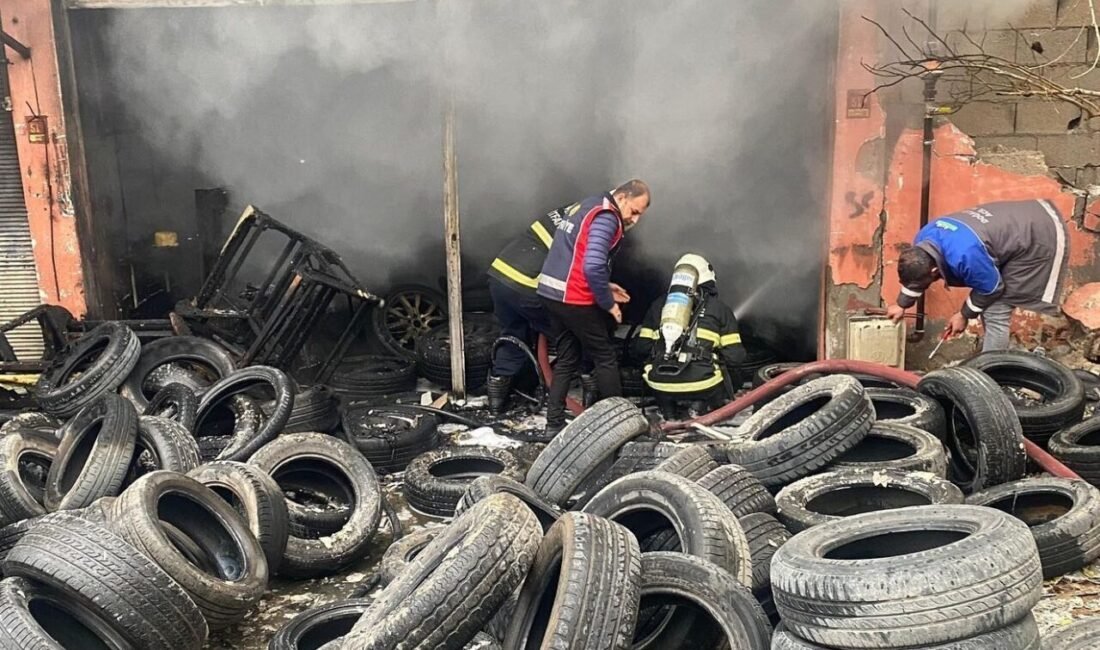 Hatay’ın Kırıkhan ilçesinde alevlere teslim olan iş yerindeki yangın itfaiye