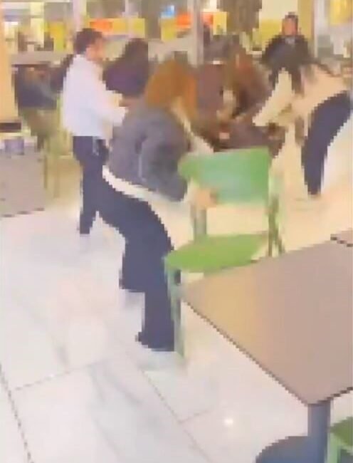 Isparta’da bulunan bir alışveriş merkezinde kızlar arasında çıkan kavga, cep
