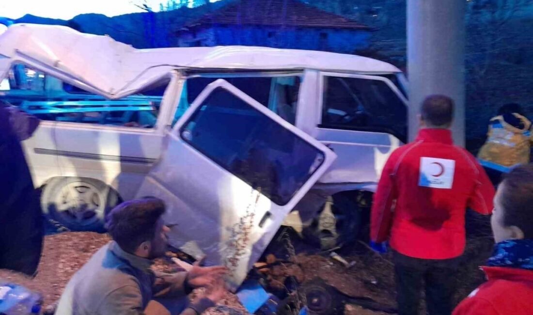 Burdur’un Ağlasun ilçesinde, doğal gaz hattı döşeme işçilerini taşıyan midibüsün