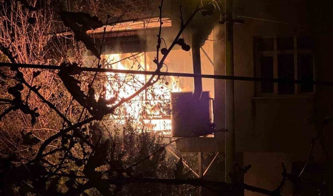 Adana’nın Kozan ilçesinde gece geç saatlerde çıkan ikamet yangını korkuttu.