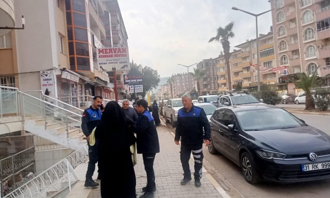 Hatay’ın Reyhanlı ilçesinde kucağında bebekle dilenen kadın, zabıta ekipleri tarafından
