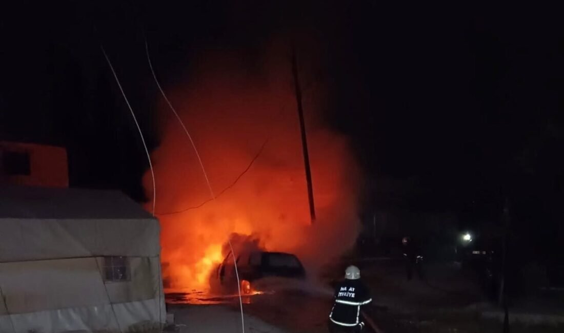Hatay’da park halindeyken alevlere teslim otomobil yanarak kullanılmaz hale geldi.