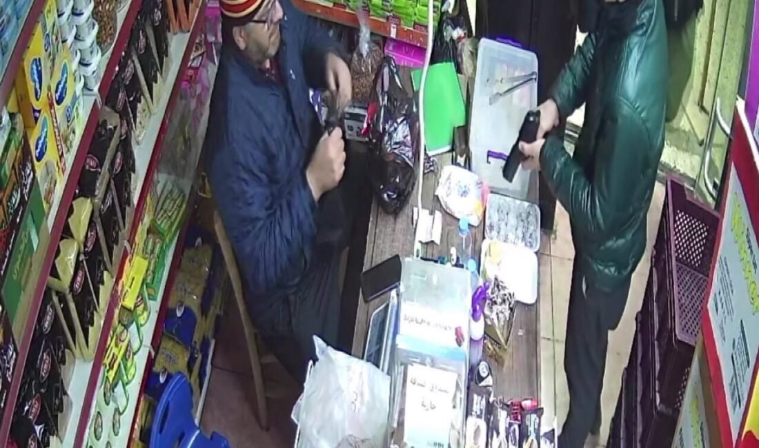 Adana’da bir kuyumcu silahlı soyguna gelen 4 şüpheliyi kovaladı. Bu