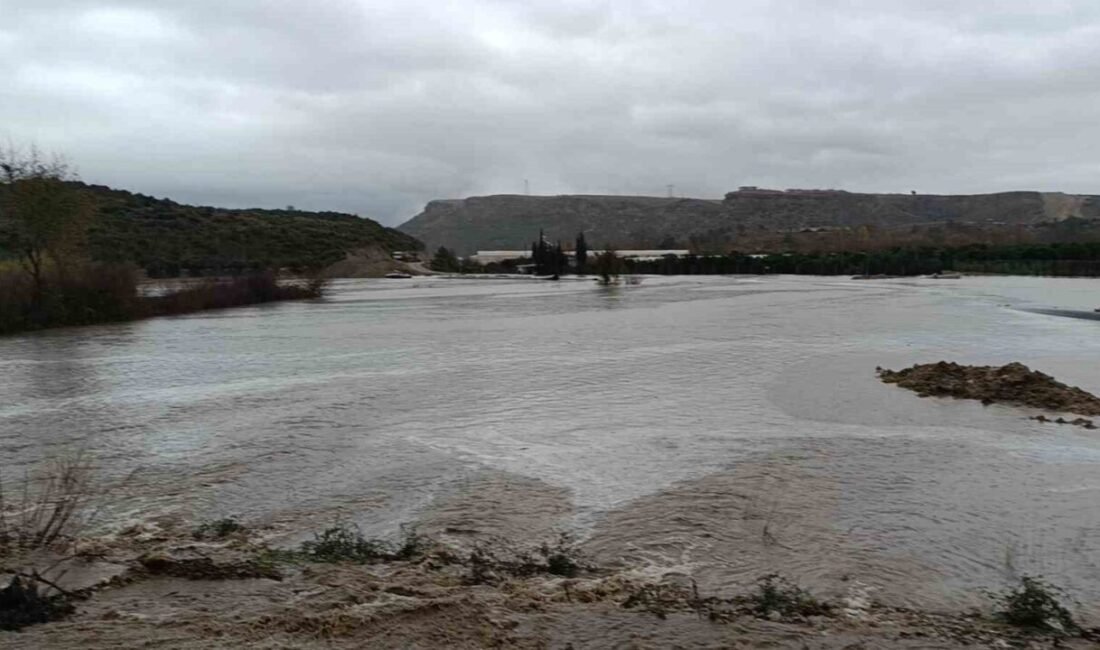Antalya’nın Manavgat ilçesinde sel suları birçok mahalle yolunda ulaşımı olumsuz