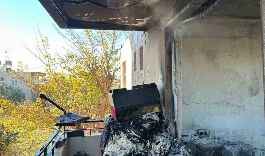 Antalya’nın Manavgat ilçesinde binanın ikinci katında çıkan yangın itfaiyenin müdahalesiyle