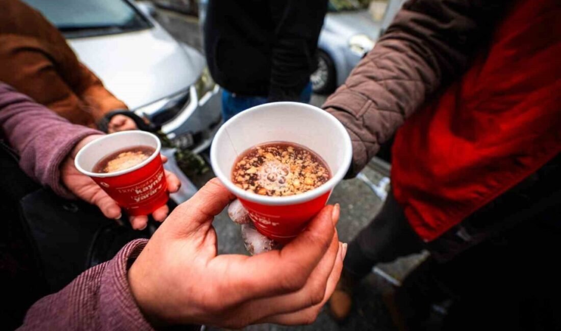 Mersin Büyükşehir Belediyesi, soğuk kış günlerinde vatandaşlara ’kaynar’ ikramı yapıyor.