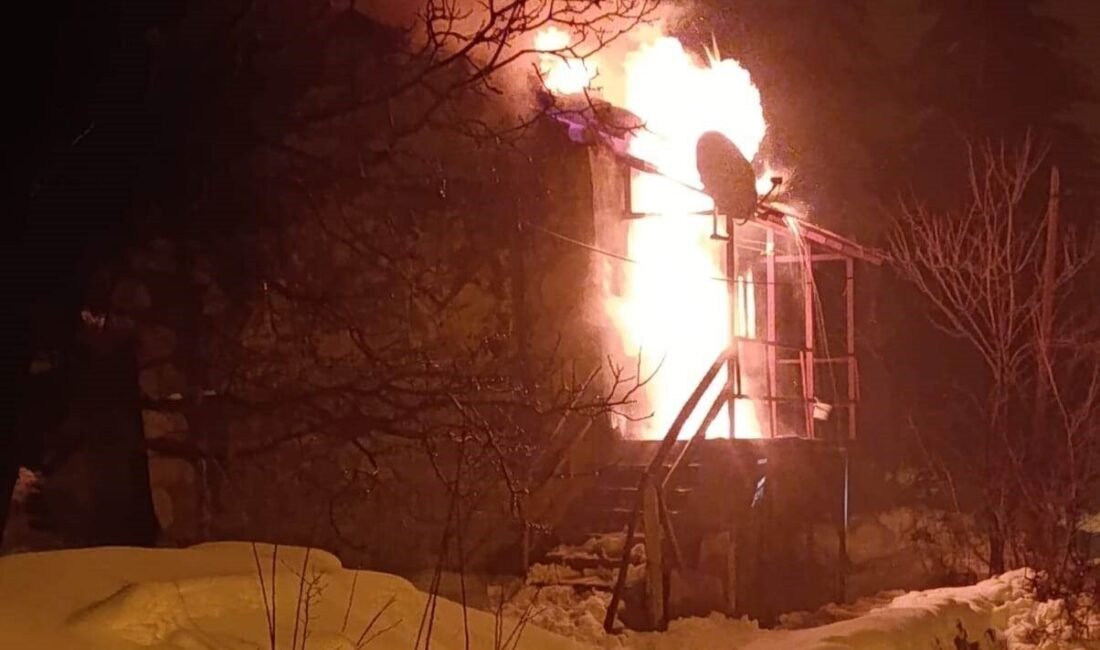 Mersin’de yaylacıların yaz aylarında kullandığı ahşap ev, çıkan yangında alev