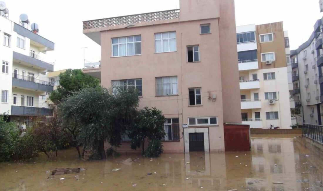 Mersin’in Silifke ilçesinde aşırı yağış nedeniyle bazı cadde ve sokaklarda