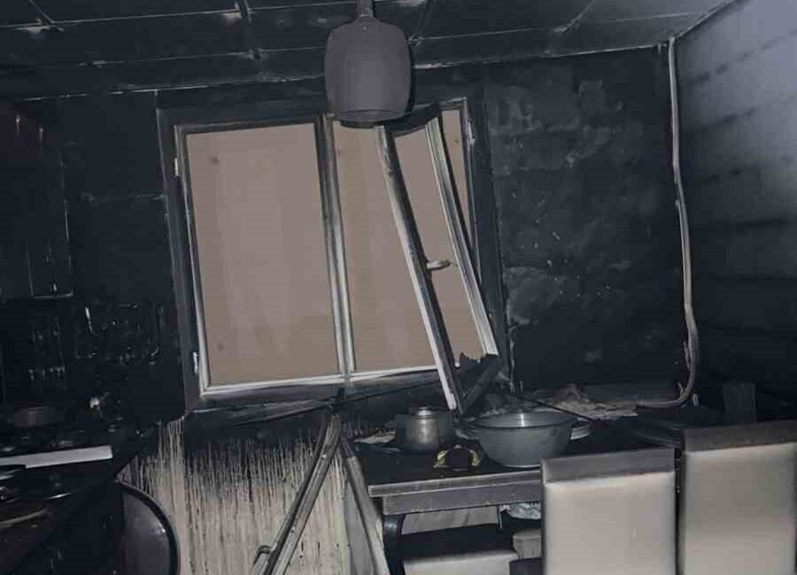 Mersin’in Tarsus ilçesinde yanan sobaya fazla atılan kömür patlama ve