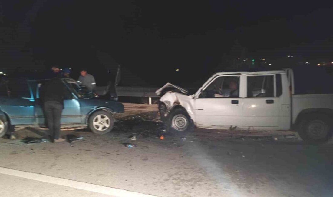 Mersin’in Mut ilçesinde kamyonetle otomobilin çarpıştığı kazada 7 kişi yaralandı.