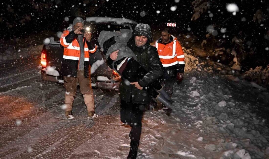 Mersin Büyükşehir Belediyesi karla mücadele ekipleri, kentin yüksek kesimlerinde etkili
