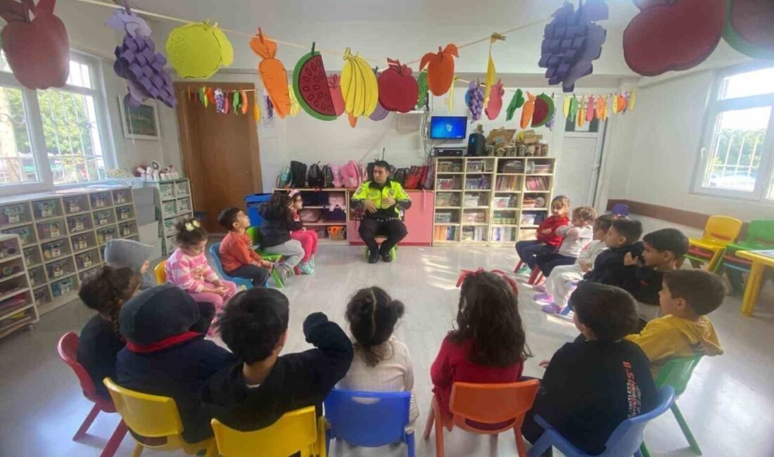 Mersin Emniyet Müdürlüğünce öğrencilere yönelik trafik güvenliği bilgilendirme çalışması düzenlendi.