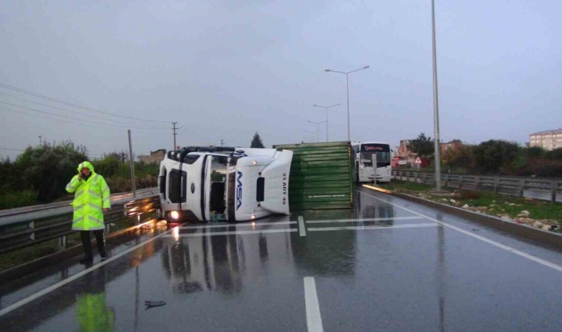 Mersin’in Silifke ilçesinde tır, yağışlı havanın etkisiyle sürücüsünün direksiyon hakimiyetini