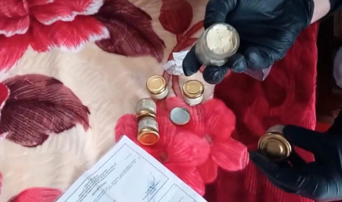 Mersin’in Erdemli ilçesinde jandarma ekipleri, yeterlilik belgesi olmadan hasta muayene