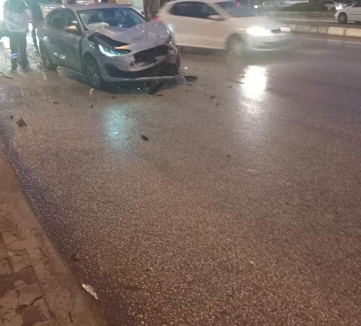 Antalya’nın Serik ilçesinde kavşakta minibüs ile otomobilin çarpıştığı trafik kazasında