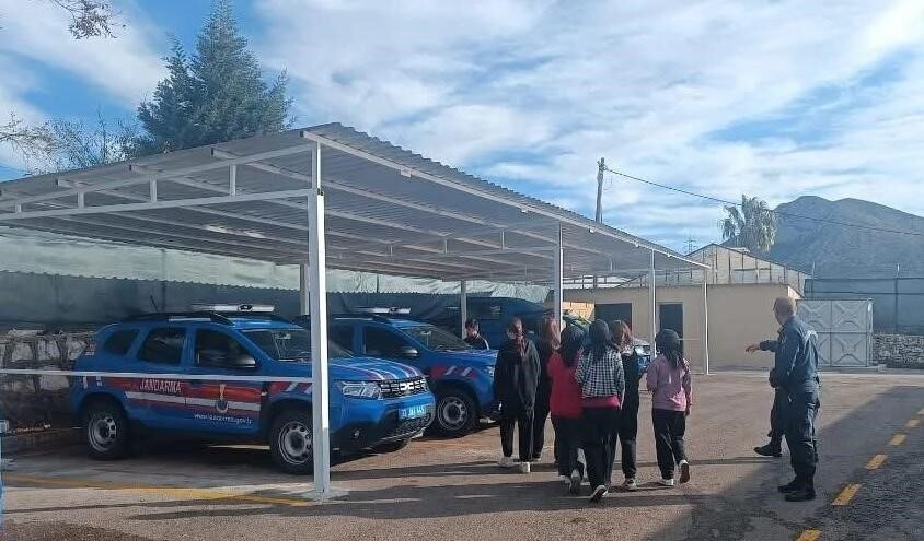 Mersin’in Bozyazı ilçesinde öğrenciler, jandarma teşkilatı konusunda bilgilendirildi. Bozyazı ilçesindeki