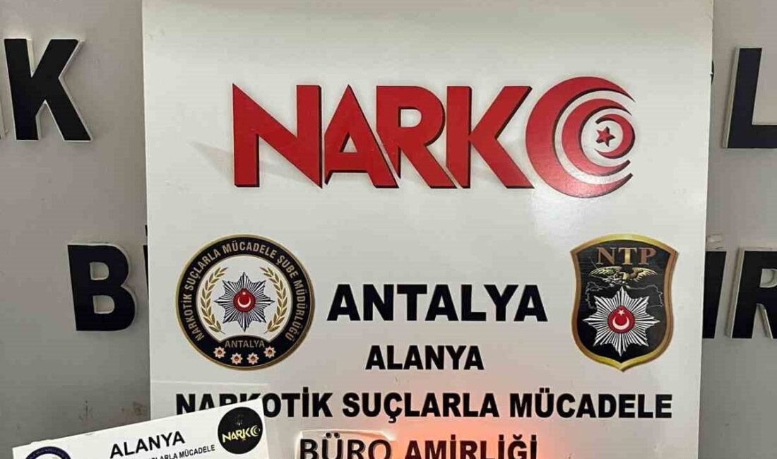 Antalya’nın Alanya ilçesinde otogarda çantasında yapılan aramada 700 gram kokain