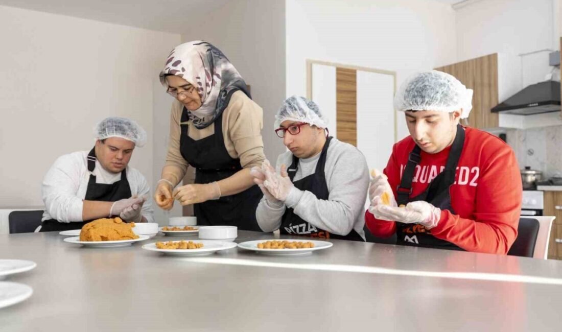 Mersin’de özel bireyler Büyükşehir Belediyesi’nin Mutfak Atölyesi’nde yemek yapmayı öğreniyor.