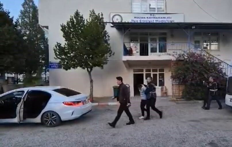 Adana’nın Kozan ilçesinde polis ekipleri şüphelendiği plakasız motosikleti durdurdu. Motosikletin