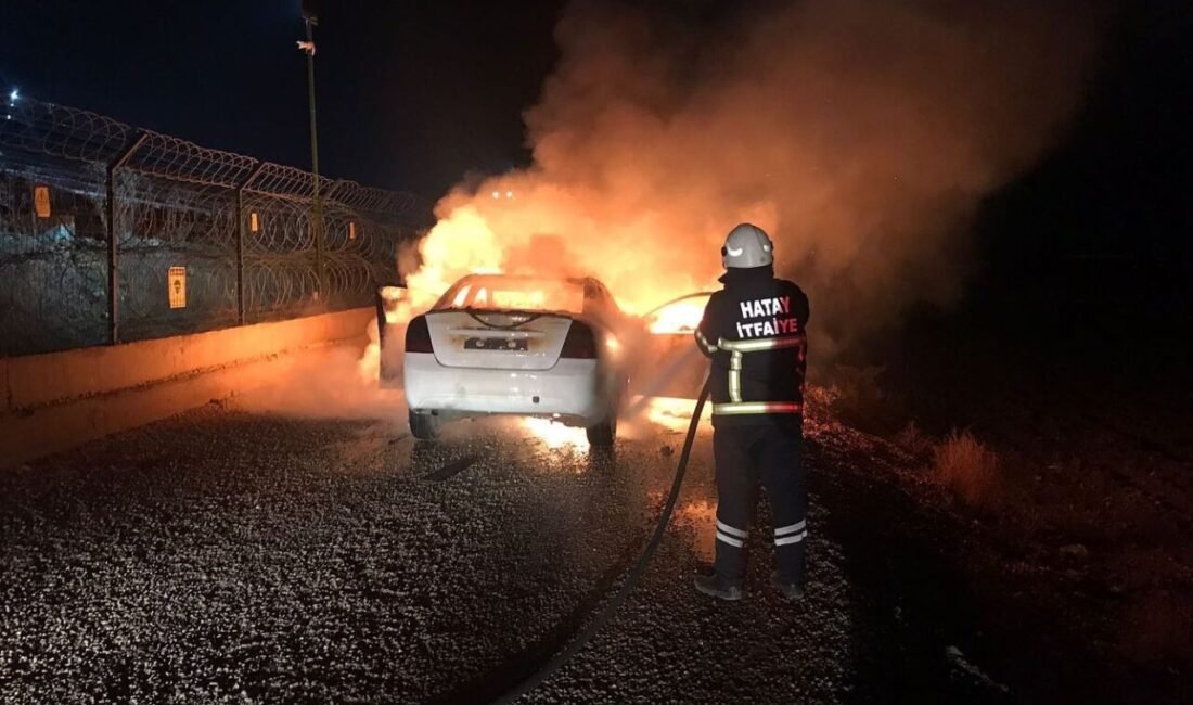 Hatay’ın Reyhanlı ilçesinde otomobilin motor kısmından çıkan yangın itfaiye ekipleri