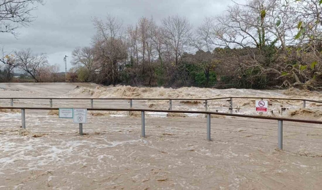 Antalya’nın Manavgat ilçesinde 4 gündür etkili olan şiddetli yağmur, dolu