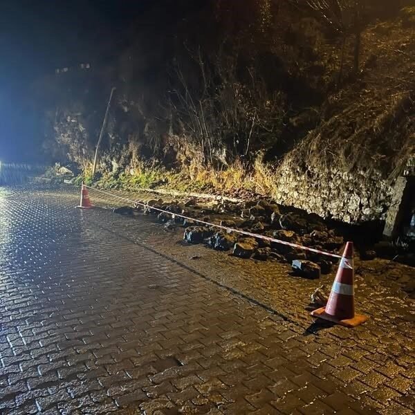Adana’nın Saimbeyli ilçesinde aşırı yağış nedeniyle meydana gelen heyelanda taşlar
